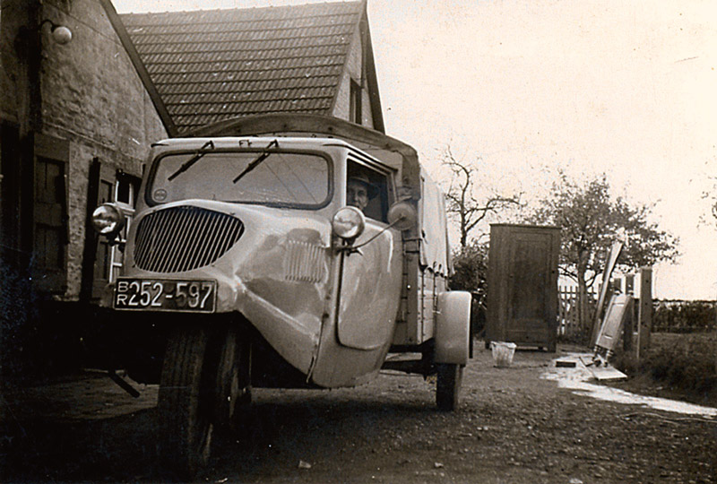 Erster Lieferwagen Borgward Wartburg - im Hintergrund abgelaugte Schlafzimmermöbel